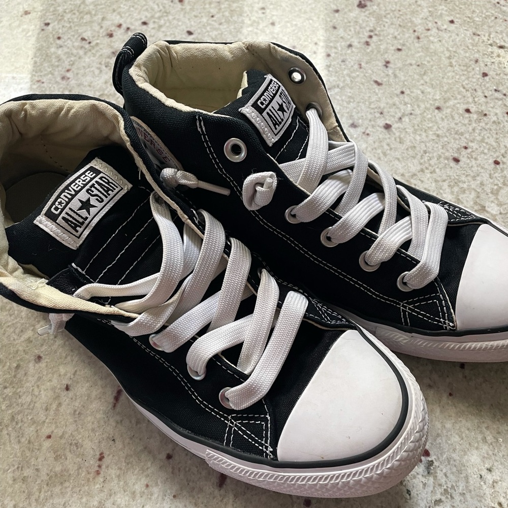 Men’s size 7 converse shoes.